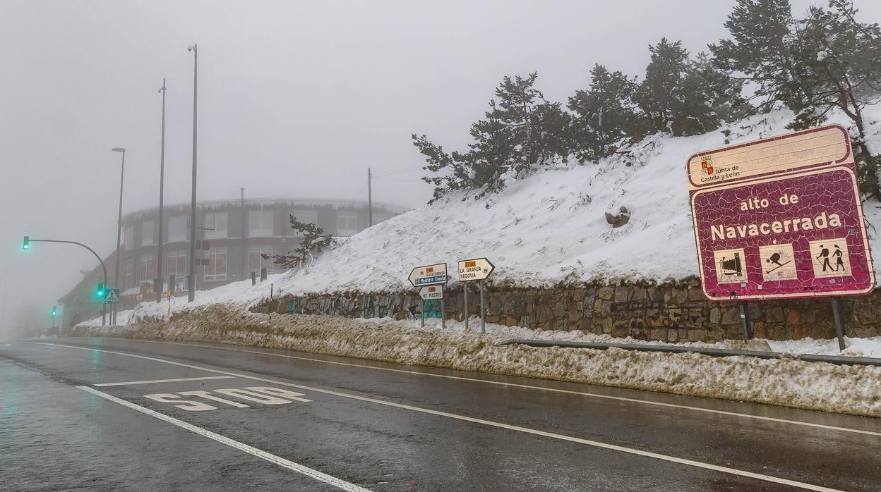 Entrada de la Estación de esquí de Navacerrada y los comercios adyacentes