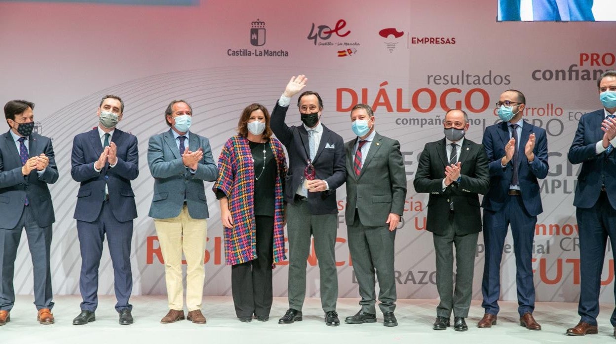 Uno de los premiados en el Teatro de la Paz de Albacete, entre Page, Franco y otras autoridades