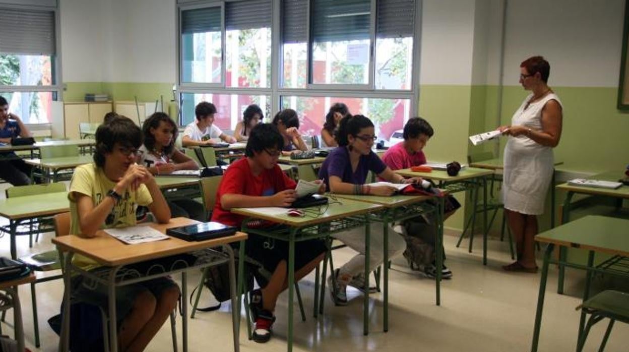 Una maestra da clase en un colegio de Barcelona/ Casado ofrece a Sánchez apoyo ante el 'apartheid' lingüístico en Cataluña