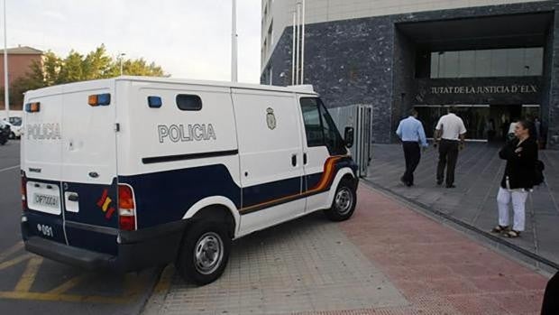 Dos hombres violan a una mujer inconsciente y la dejan en su casa entre sangre, esperma y orina en Elche