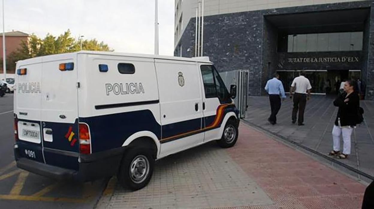 Un furgón policial en la Ciudad de la Justicia de Elche