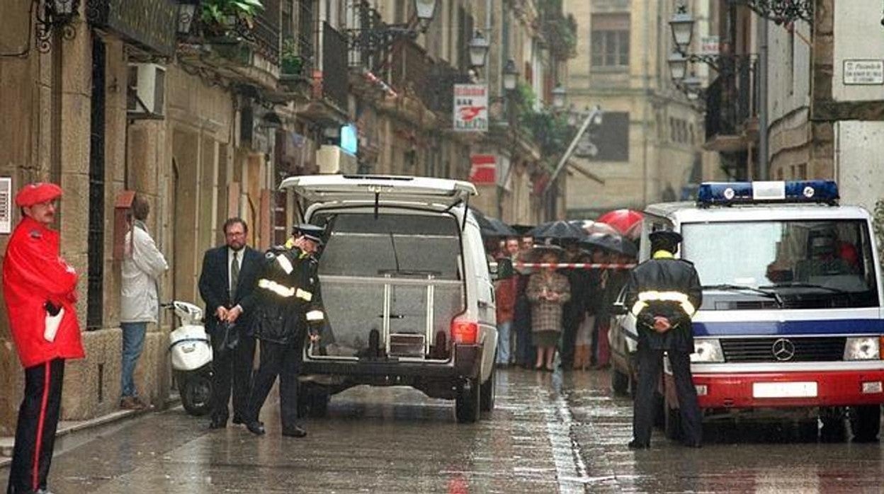 La Ertzaintza custodia el bar en el que fue asesinado Gregorio Ordoñez, en San Sebastián