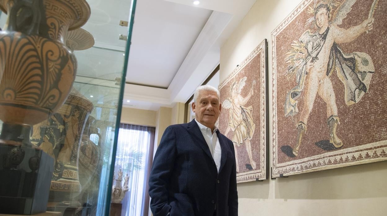 Jordi Clos, entre la colección expuseta en el Hotel Villa Real