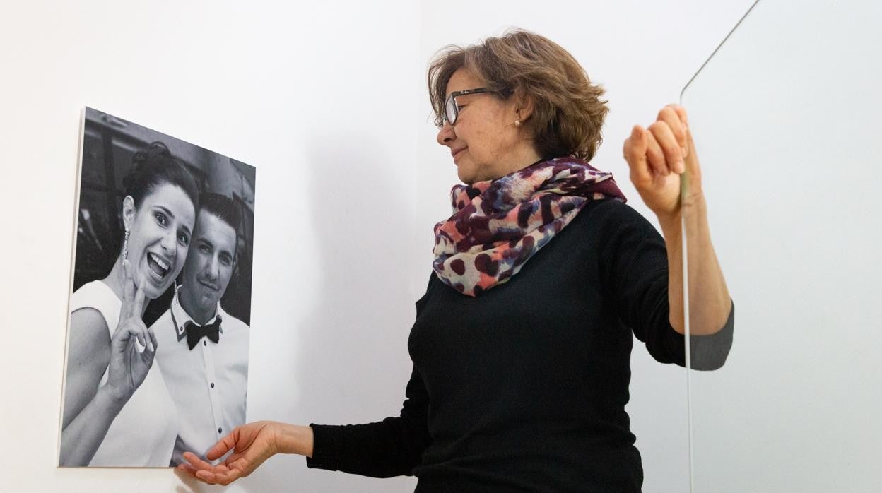 Inmaculada Andrés, la madre de Leticia Rosina, posa junto a una fotografía en la que sale su hija