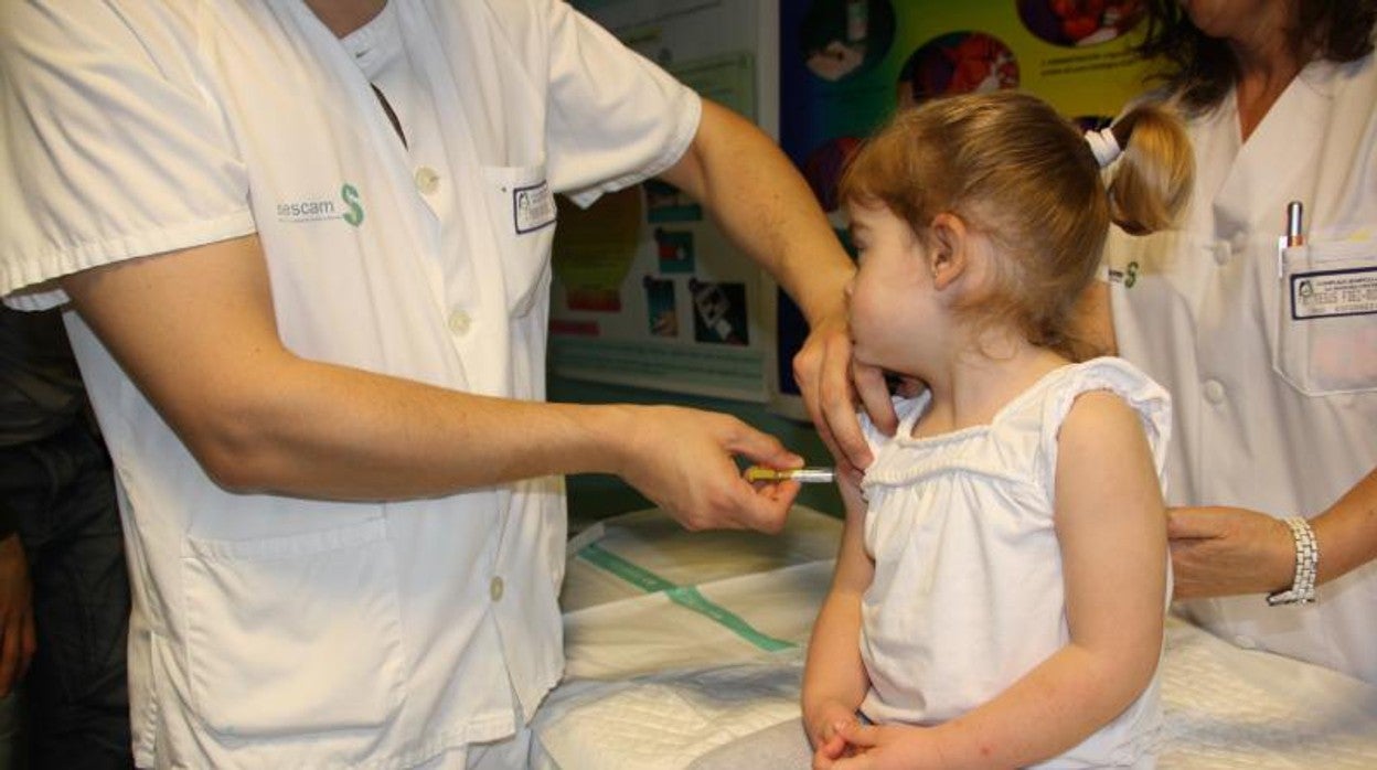 Una niña es vacunada en el centro de salud de Barcelona.