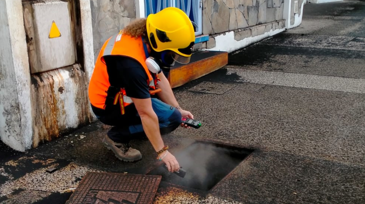 Medición de gases de una alcantarilla en zona urbana cerca del volcán