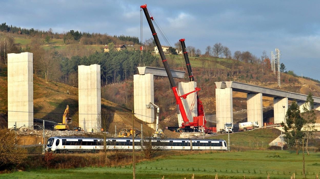 Construcción de uno de los viaductos que permiten trazar el recorrido del AVE vasco. La compleja orografía del territorio es uno de los principales obstáculos a los que se enfrenta el proyecto