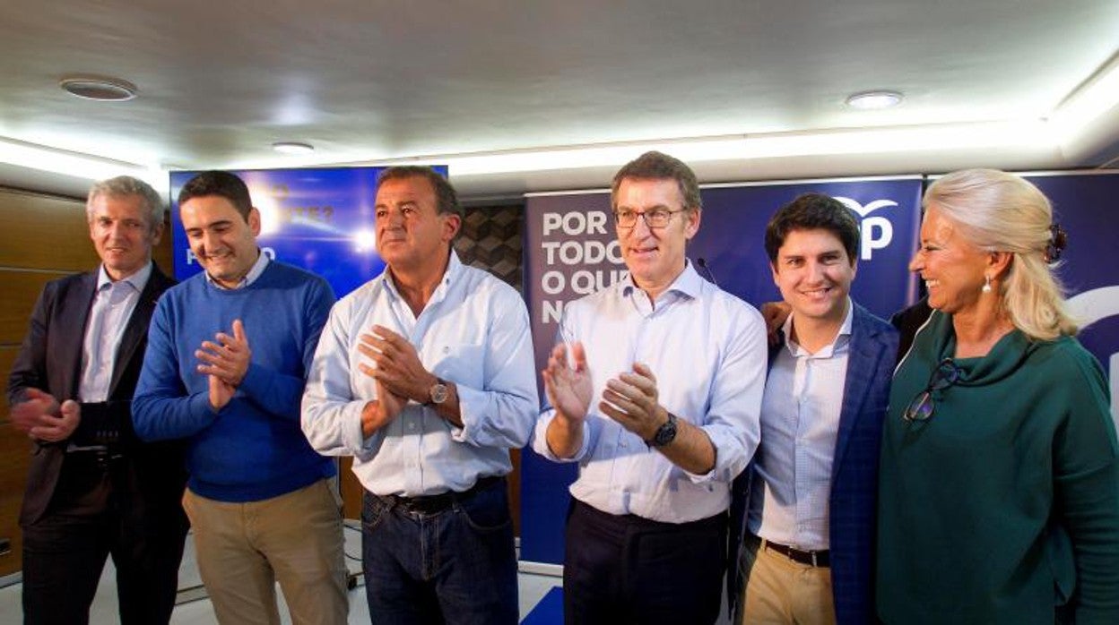 Javier Guerra con Feijóo y Corina Porro, entre otros, en una imagen de 2019