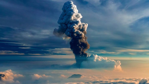 El volcán desconcierta con el tremor «desaparecido» y la columna de emisión más alta registrada