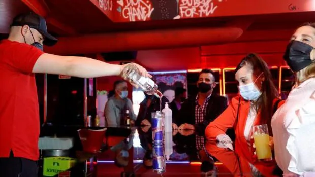 Sanidad trata de controlar un brote de Covid en una discoteca de Tenerife