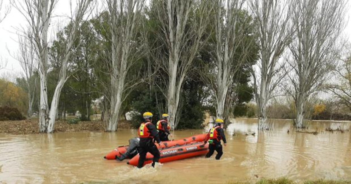 Imagen de los Bomberos de Navarra en Buñuel con una lancha para abrir una compuerta que permitiera desahogar más rápido el agua.