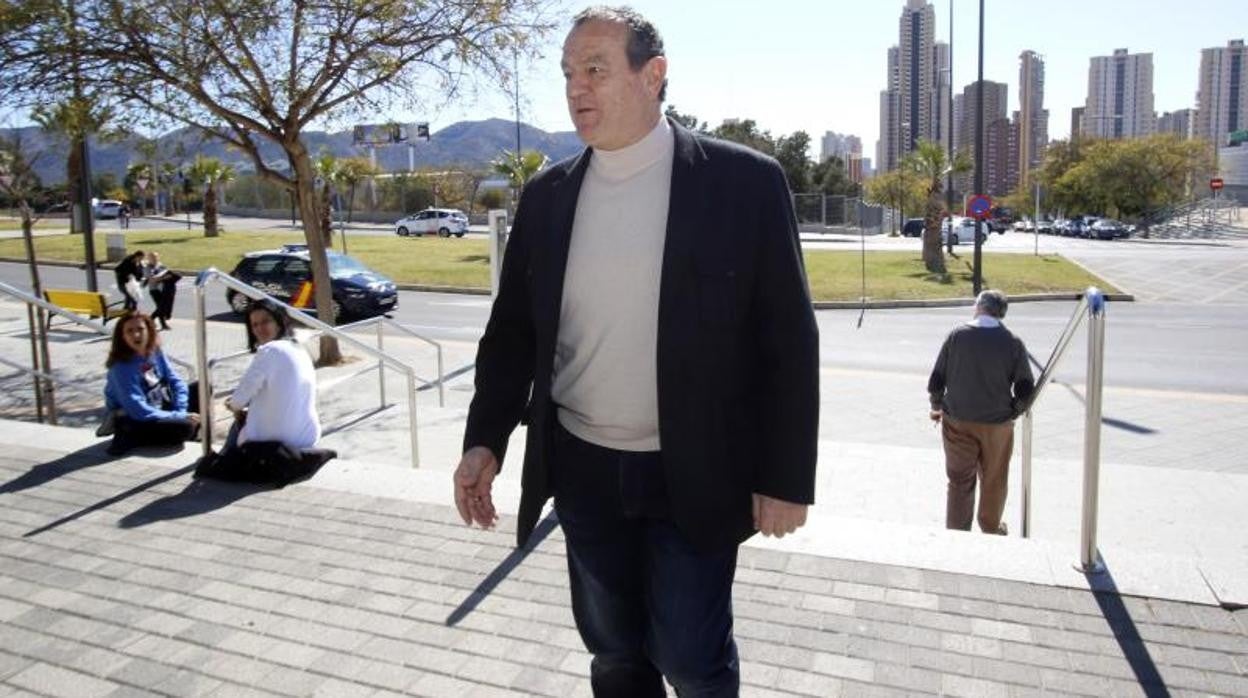 El exconcejal delegado de Recursos Humanos Juan Ramón Martínez, llegando al jjuzgado en Benidorm para declarar en el caso de los enchufes