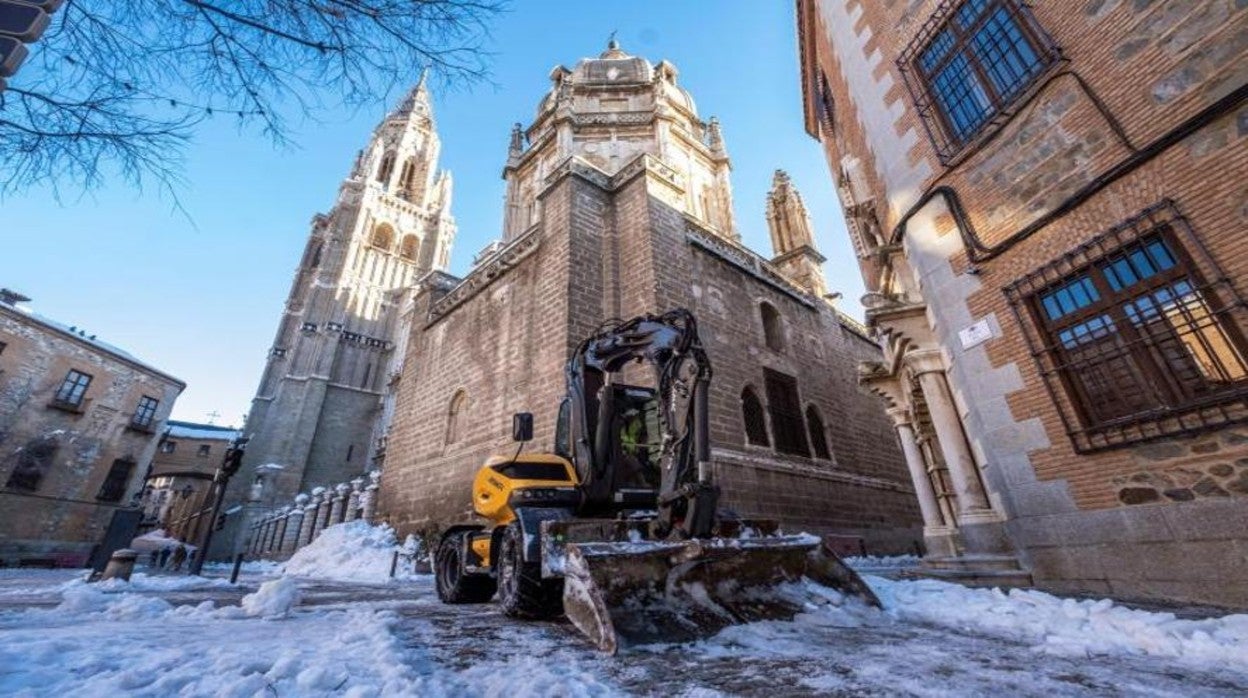 Imagen de la plaza del Ayuntamiento de Toledo llena de nieve por el temporal 'Filomena'