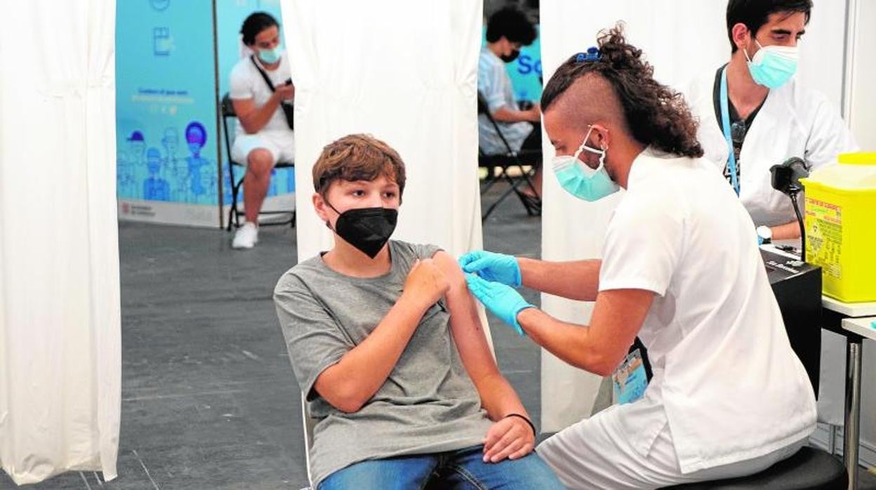 Un niño es vacunado en Barcelona