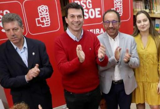 Andrés Perelló (segundo derecha), en un acto del partido en Galicia en 2019