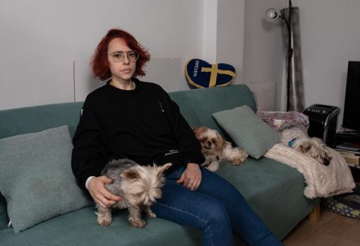 Irene, en su casa, donde se recupera de los golpes sufridos