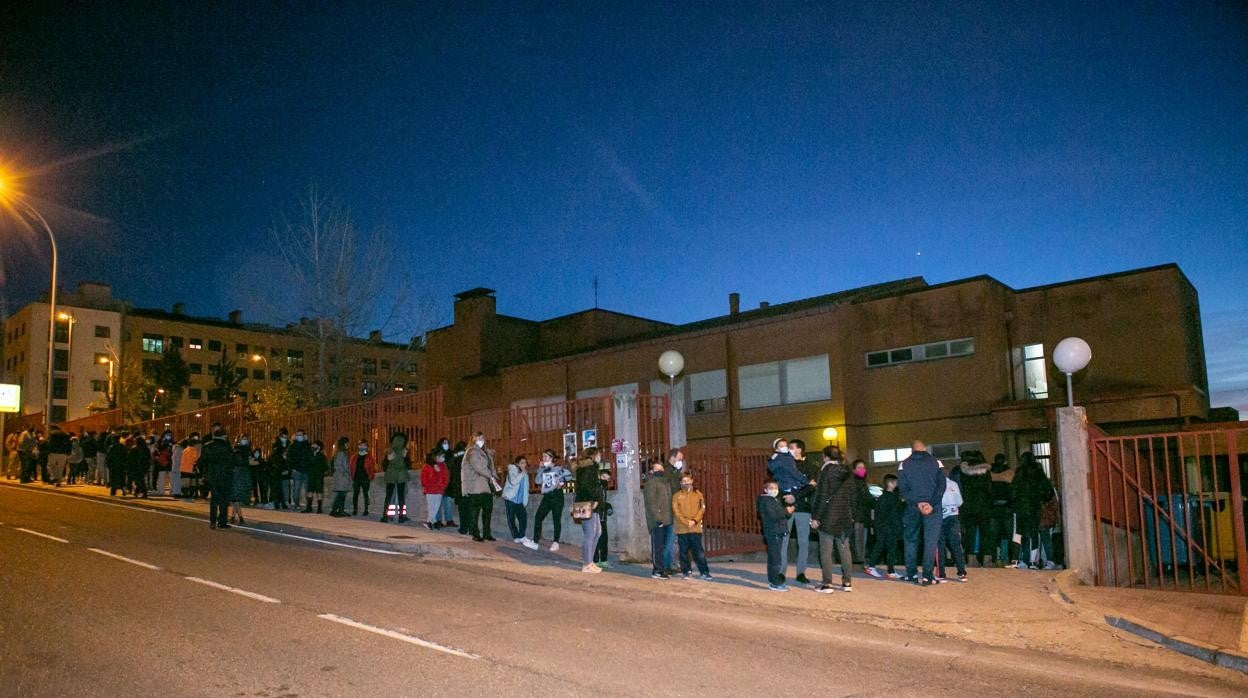 Larga cola de niños con sus padres que han acudido a la primera jornada de vacunación infantil