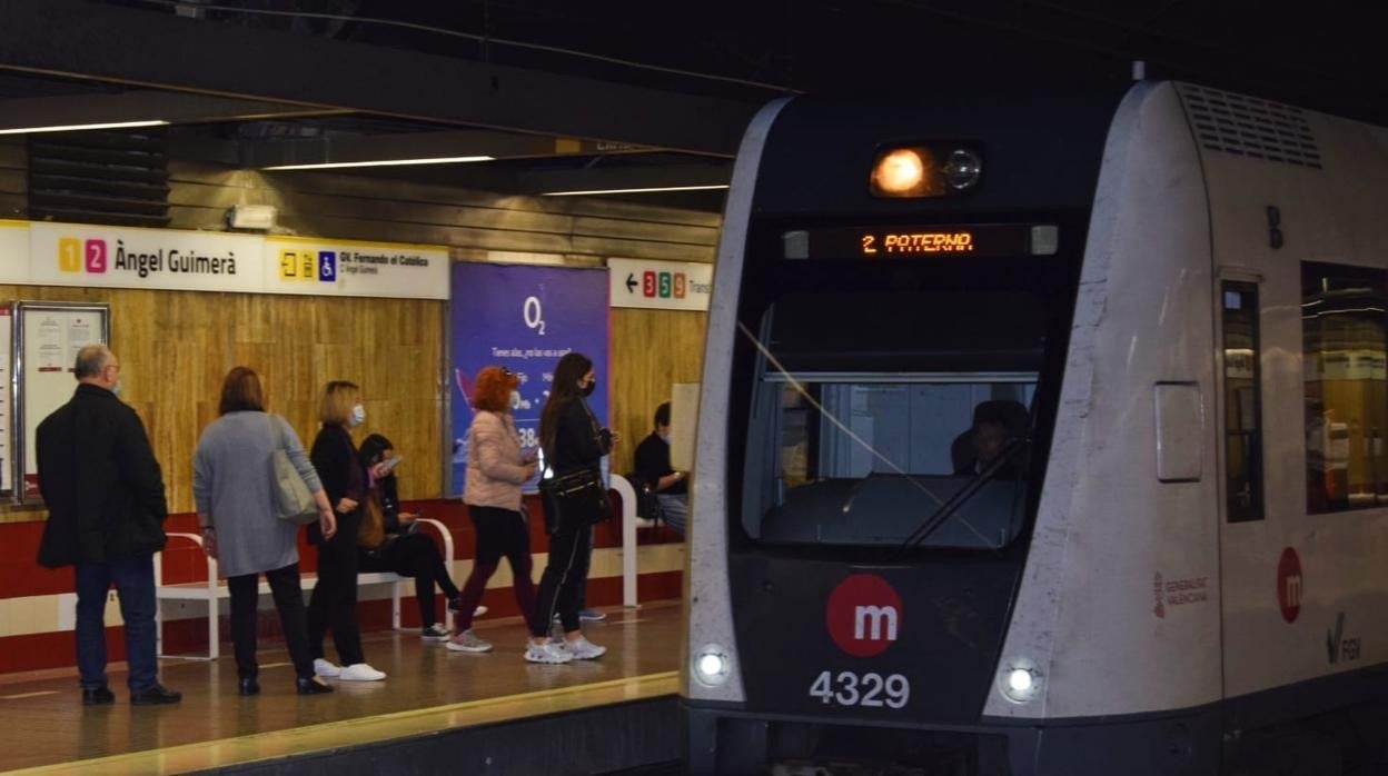 Imagen de un tren del Metro de Valencia a su paso por la parada de Àngel Guimerà