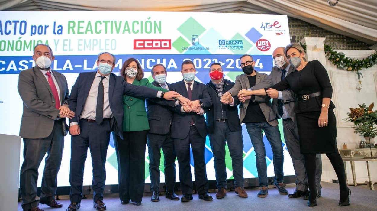 Foto de familia de todos los firmantes del pacto