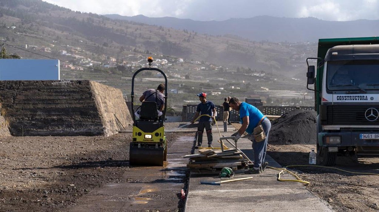 Construcción de los cimientos para instalar las viviendas en Los Llanos