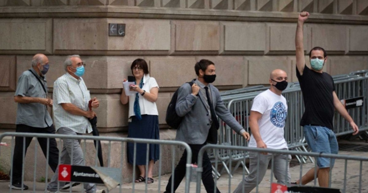 Los manifestantes acusados, a su llegada a la Audiencia de Barcelona