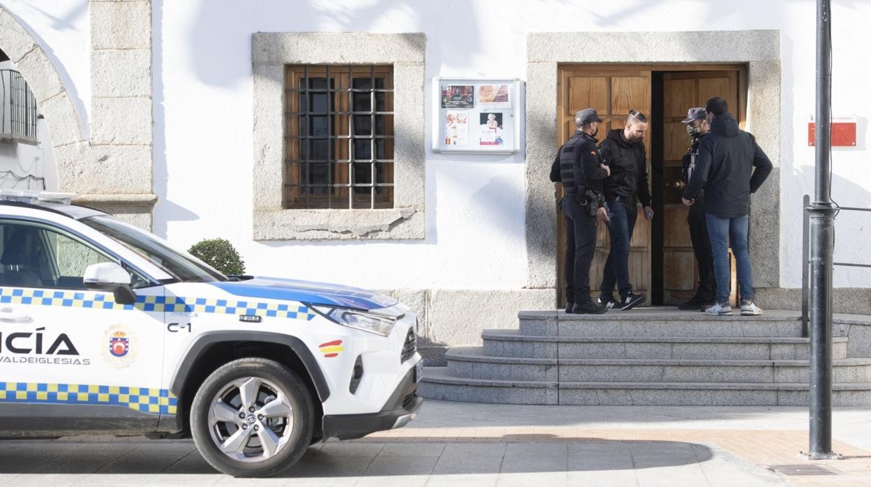 La Policía Local, frente al Ayuntamiento de San Martín de Valdeiglesias