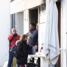 Vecinos observan lo sucedido desde la puerta de un bar