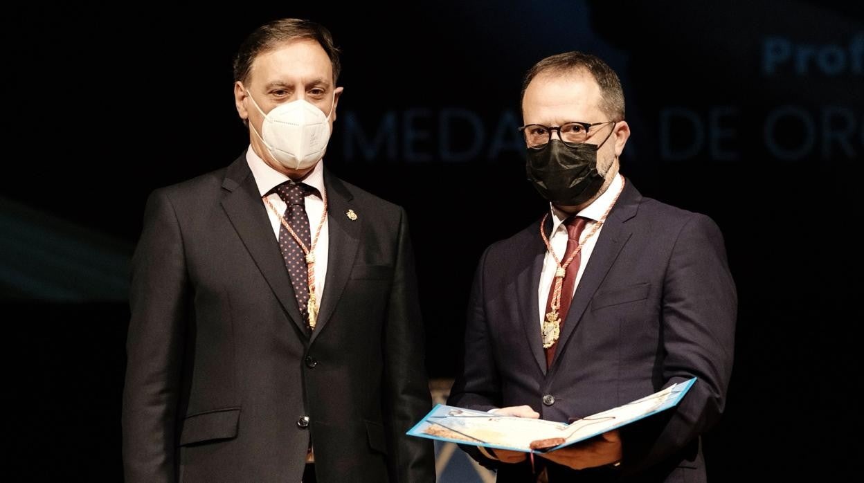 El alcalde de Salamanca entrega en el Teatro del Liceo las medallas de oro del Ayuntamiento de Salamanca