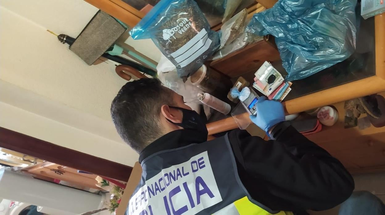 Imagen de un agente de la Policía Nacional durante el desmantelamiento de un punto de venta de droga en Gandía