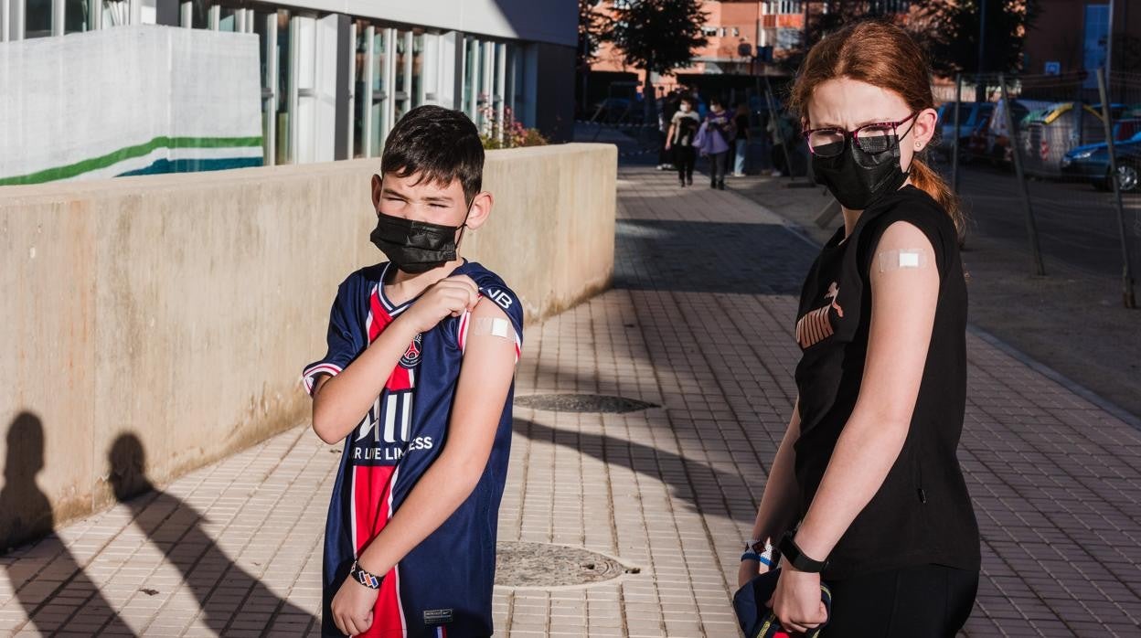 Dos niños, tras recibir la primera dosis de Pfizer en Palencia