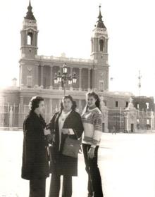 Pagés junto a su madre y su abuela frente a la Almudena