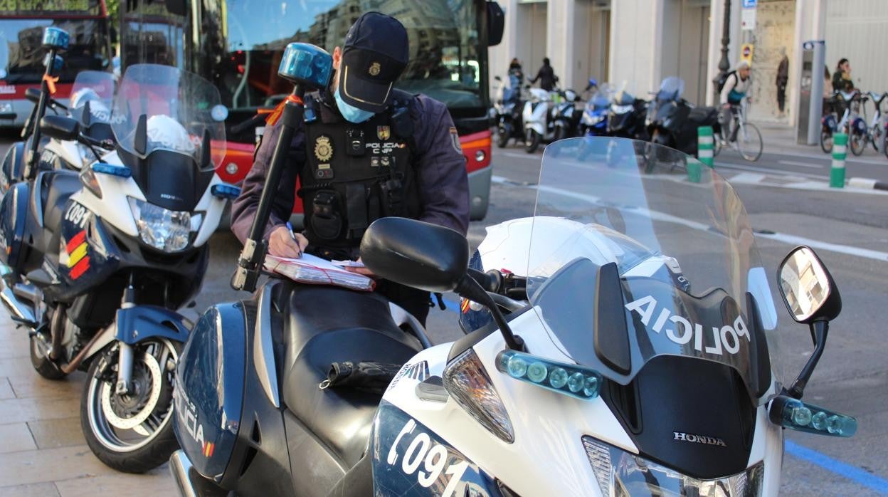 Imagen de recurso de un agente de la Policía Nacional en Valencia