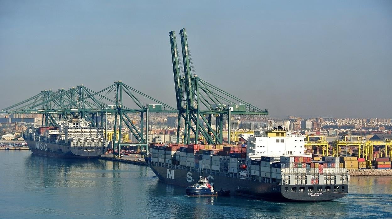 Imagen de un barco cargado de contenedores en el Puerto de Valencia