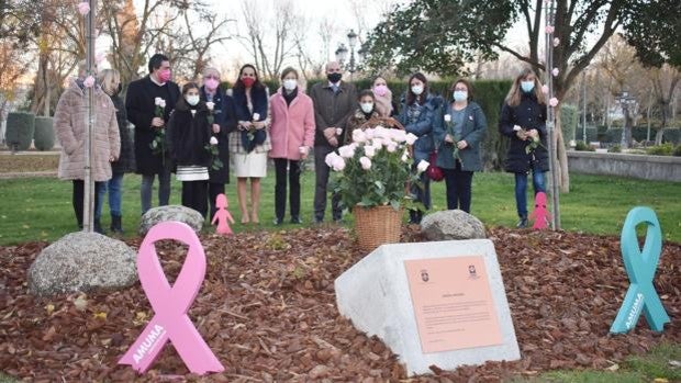 Abre el «jardín de Amuma», el rincón rosa dedicado a las víctimas del cáncer de mama