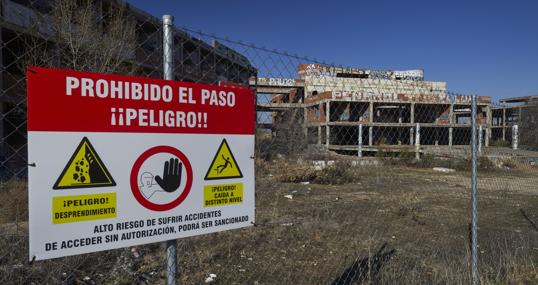Un cartel de prohibido el paso en la valla instalada por el Ayuntamiento