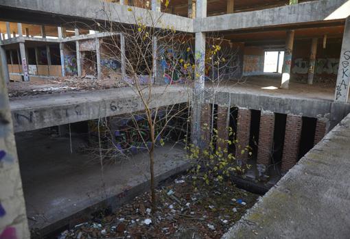 Ausencia de muros de protección en el interior de la estructura