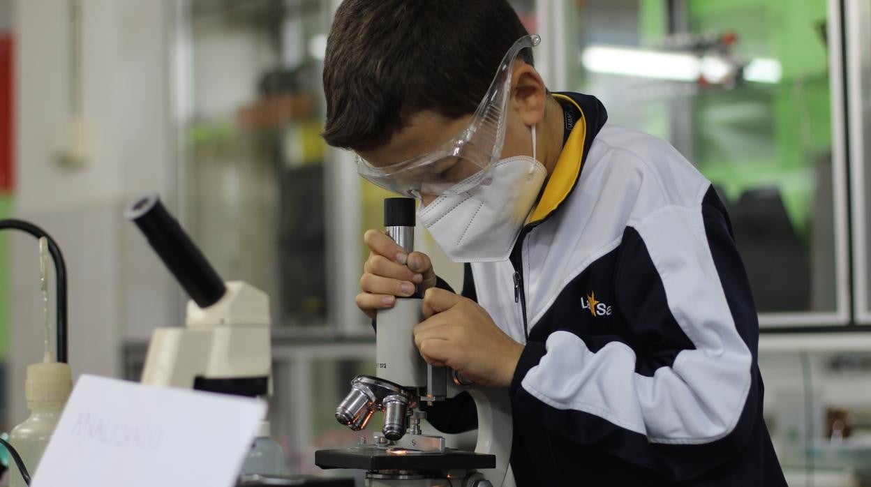 Un alumno del Colegio La Salle de Palencia, en una de las actividades del modelo pedagógico