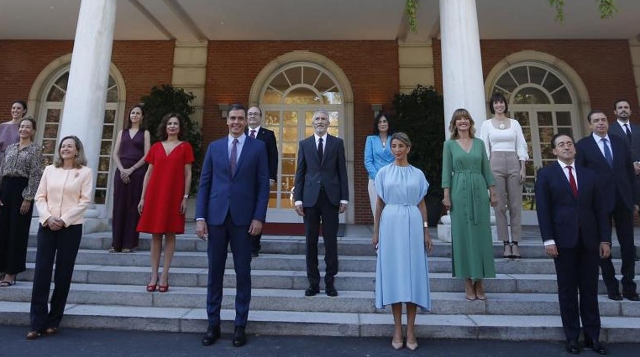 Pedro Sánchez, posando a las puertas de La Moncloa con parte de su extensa nómina de ministros