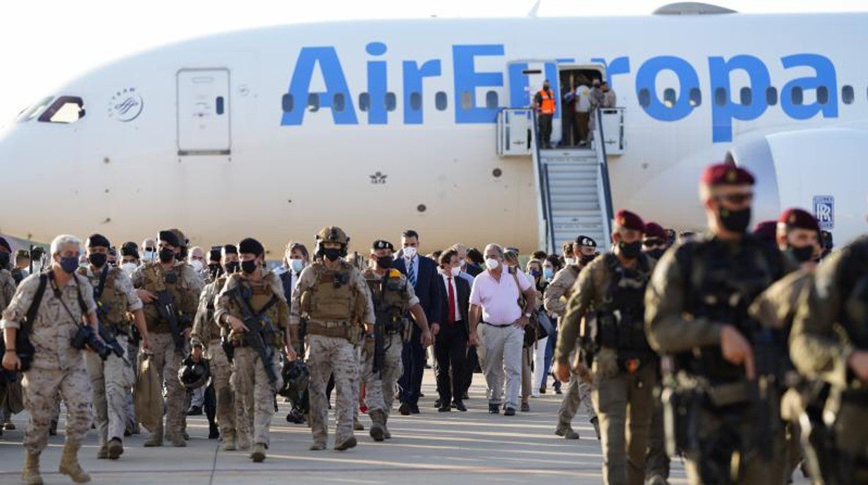 Llegada del último vuelo de personal español procedente de Kabul