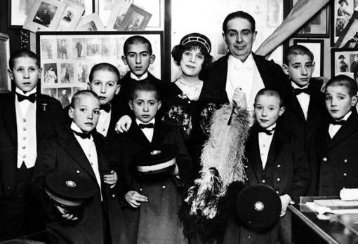 Los actores Loreto Prado y Enrique Chicote, en el Teatro Cómico con la comisión de niños de San Ildefonso, que fueron a darles las gracias por la bonificación que les hacen en los tickets de las funciones del domingo. Año 1921