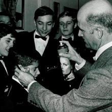 Acicalando con laca a uno de los niños, antes de salir a cantar,en 1976
