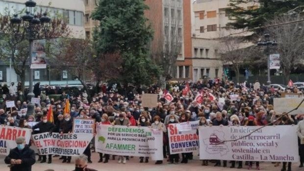 Cientos de personas defienden en Cuenca el tren convencional y piden una infraestructura del siglo XXI