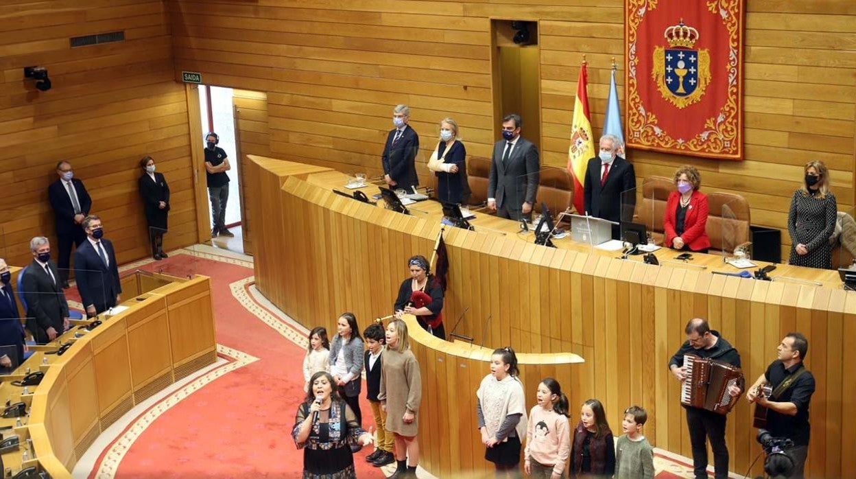 La cantante Uxía acompañada por un coro infantil cerró la sesión con el himno gallego