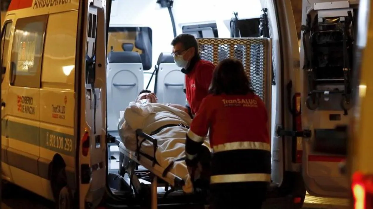Sanitarios durante el traslado de un paciente en ambulancia