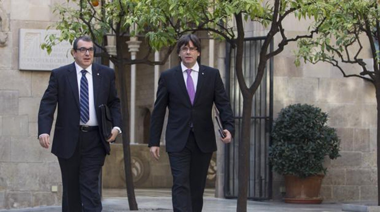 El exconsejero Jordi Jané, con el expresident Carles Puigdemont, en una imagen de archivo