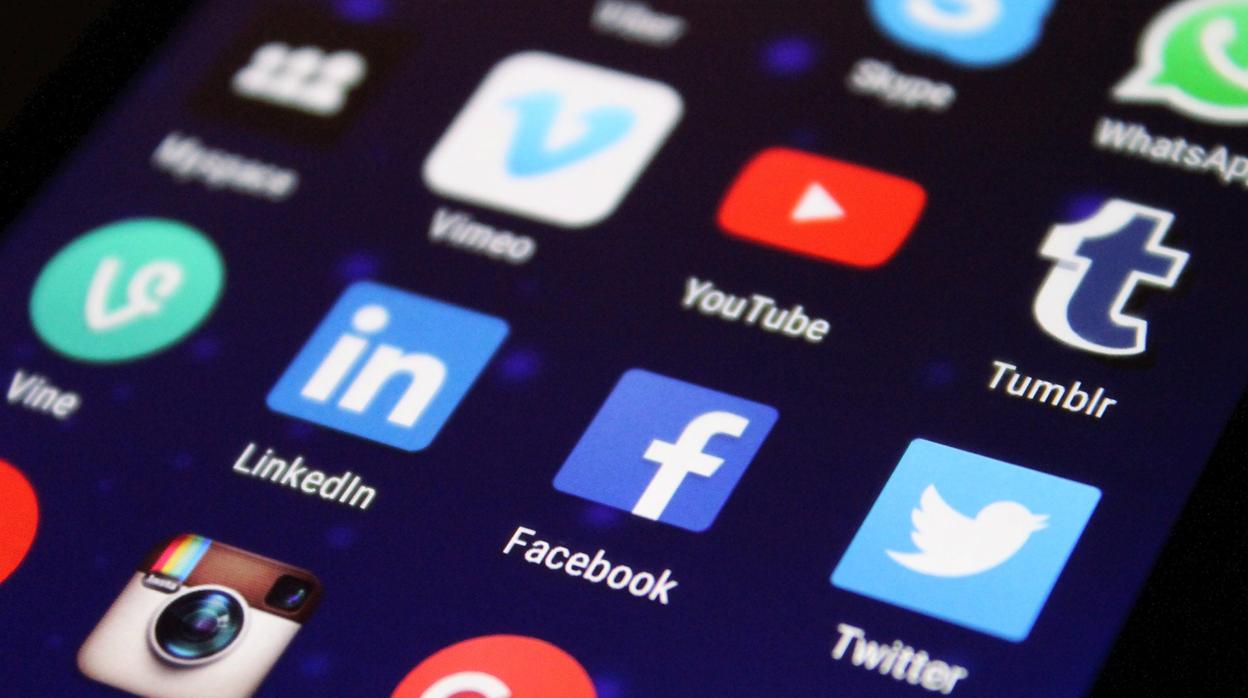 Pantalla de un móvil con aplicaciones de redes sociales