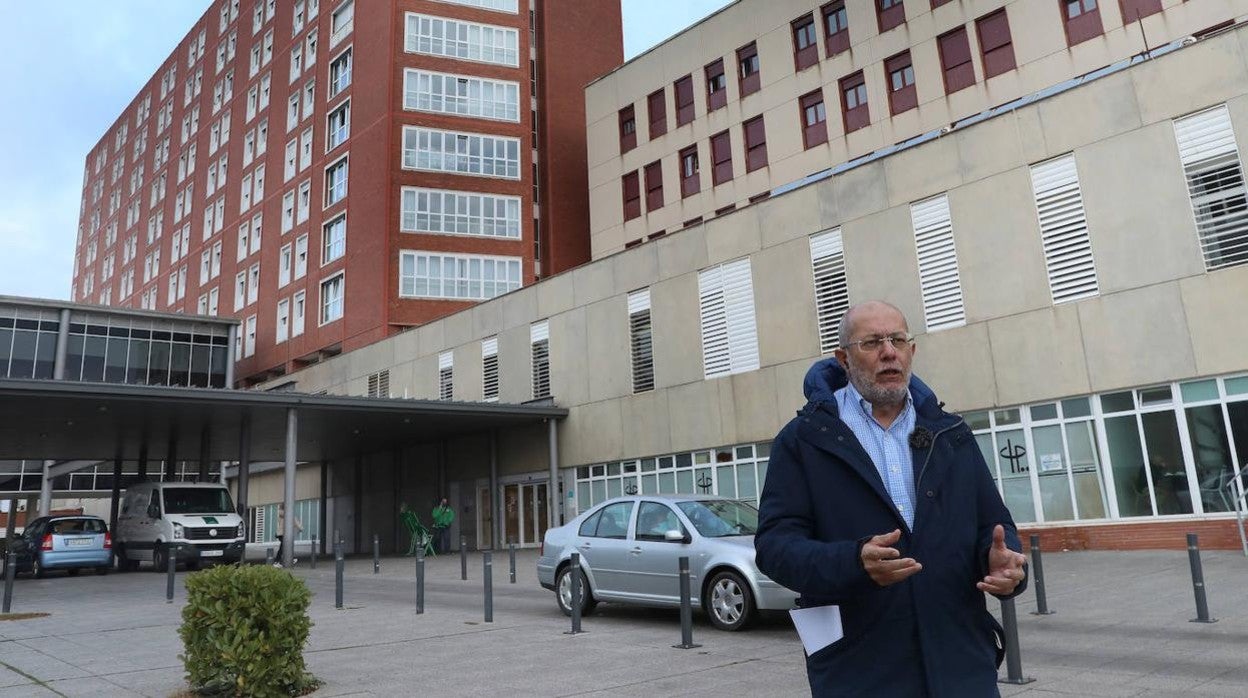 El exvicepresidente de la Junta, Francisco Igea en las puertas del Hospital Río Carrión de Palencia, centro en el que ha solicitado su reingreso como médico