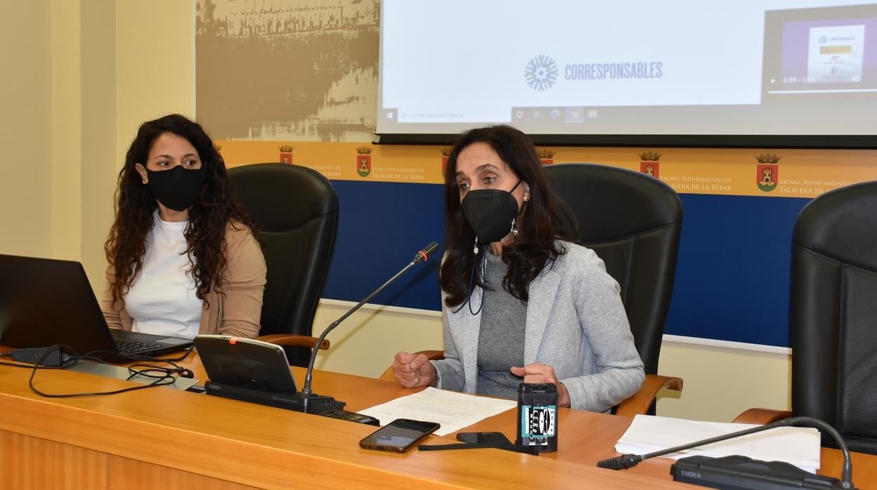 La coordinadora del Plan Corresponsables en la ciudad, Mercedes Moreno, y la concejal Flora Bellón, este martes