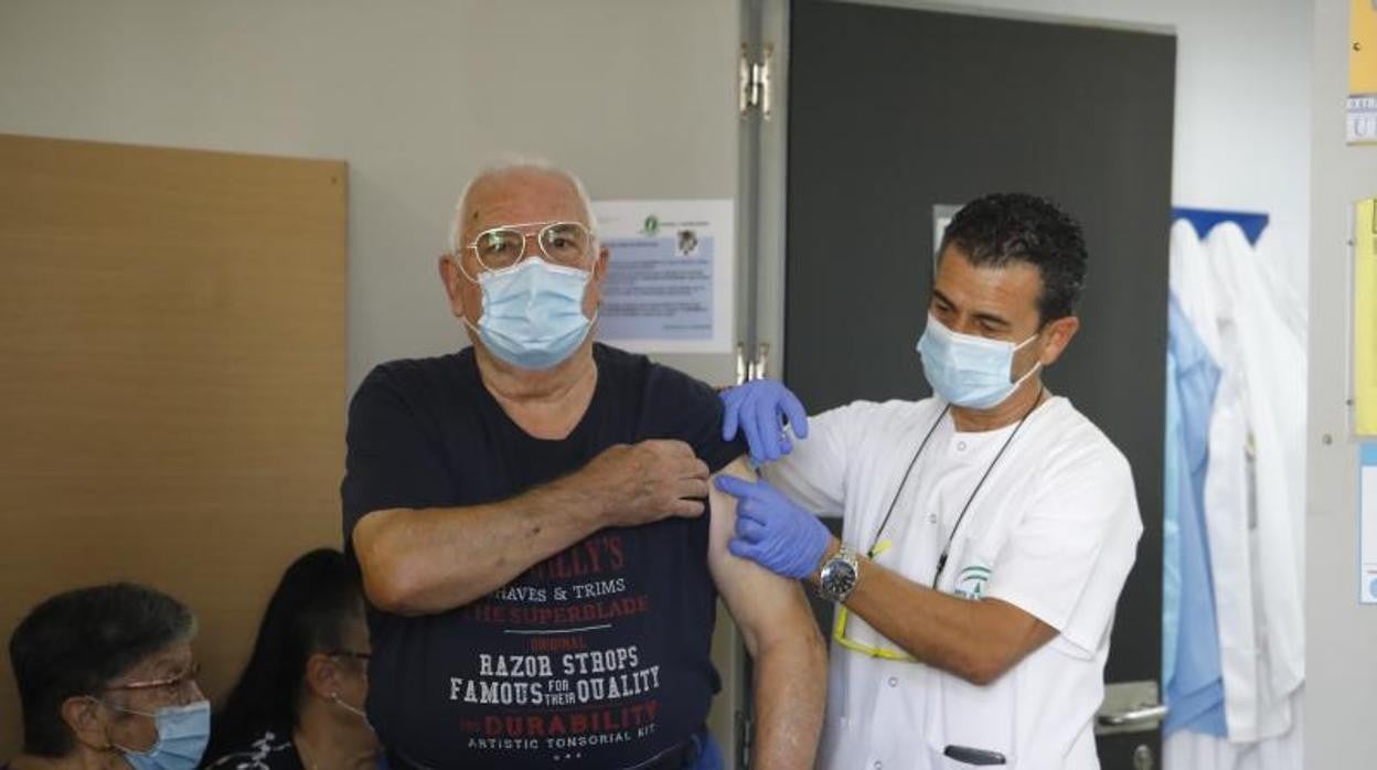 Un hombre se pone la tercera dosis de la vacuna contra el Covid