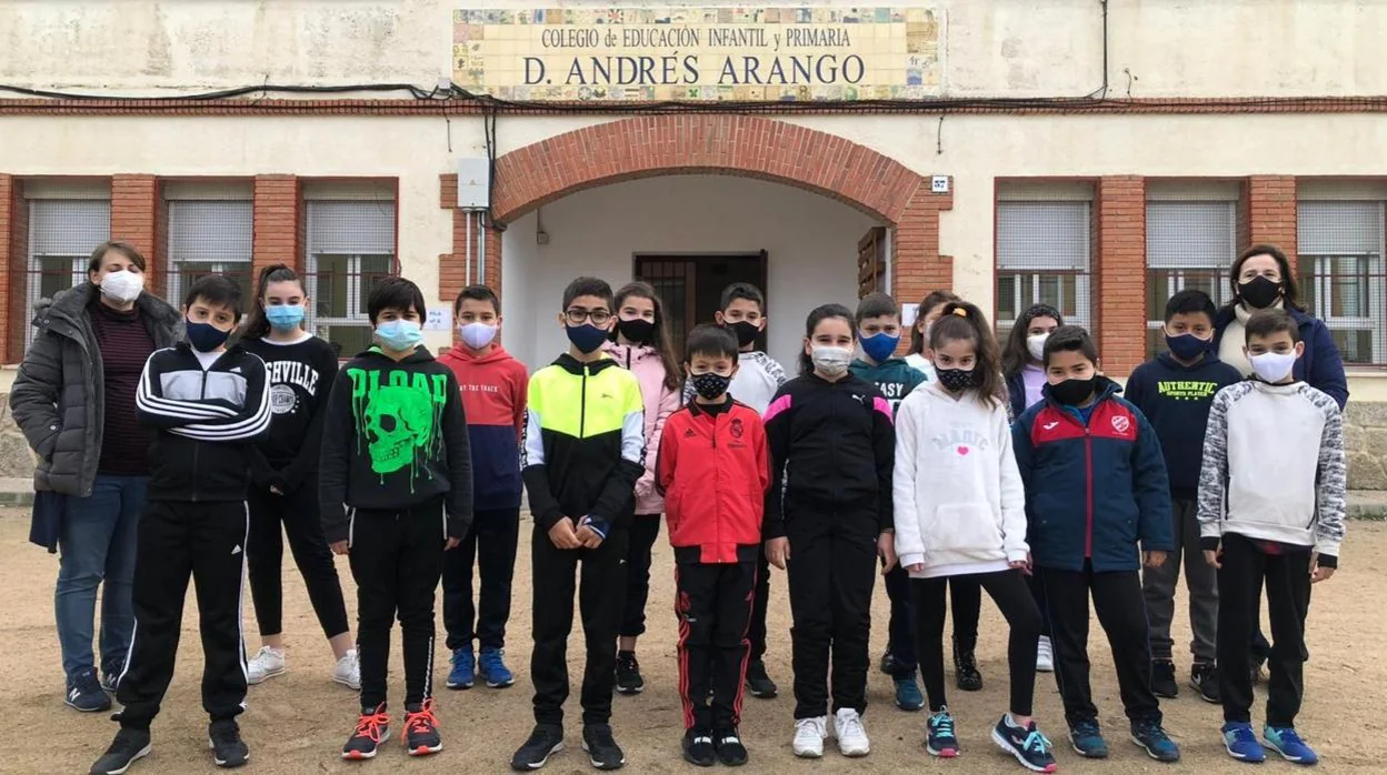Un grupo de alumnos con dos profesoras del colegio 'Andrés Arango' de Velada (Toledo)
